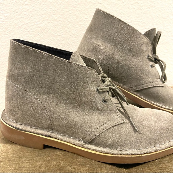 Clark Boots Mens 7M Women 9 Grey Suede Chukka Rubber Sole - Picture 2 of 10
